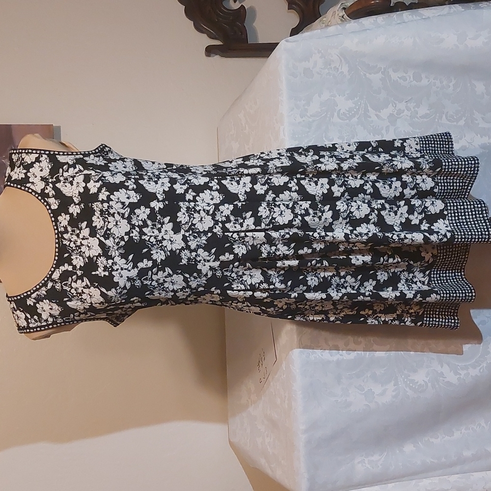 MAX STUDIO sleeveless, black and white dress. Size M. Pre-owned very gently used